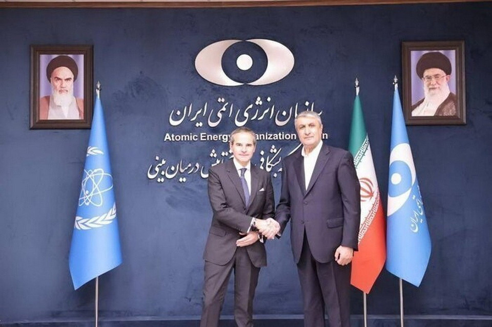 Ngày 17/4/2025, Tổng Giám đốc Cơ quan Năng lượng Nguyên tử Quốc tế (IAEA) Rafael Grossi cho rằng cơ quan này nên đóng vai trò cầu nối trong tiến trình đàm phán hạt nhân giữa Iran và Mỹ. Trong ảnh: Tổng Giám đốc IAEA Rafael Grossi (trái) trong cuộc gặp người đứng đầu Tổ chức Năng lượng nguyên tử Iran (AEOI) Mohammad Eslami ở Tehran ngày 17/4/2025. (Ảnh: IRNA/TTXVN)