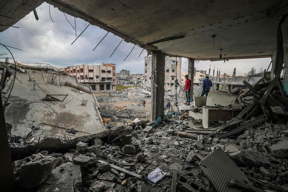 Tòa nhà bị phá hủy sau cuộc không kích của Israel tại trại tị nạn Jabalia, Dải Gaza. (Ảnh: THX/TTXVN)