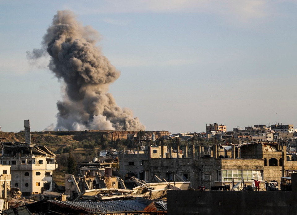 Khói bốc lên sau cuộc không kích của Israel tại Gaza. (Ảnh: THX/TTXVN)