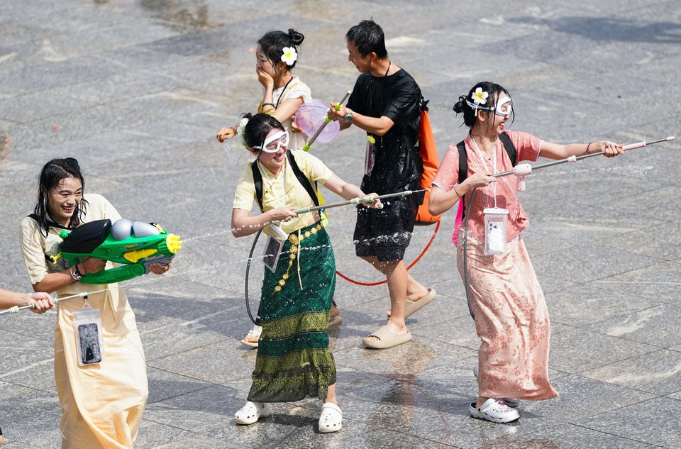 Lễ hội té nước diễn ra tại Châu tự trị dân tộc Thái Tây Song Bản Nạp ở tỉnh Vân Nam, Trung Quốc. Lễ hội truyền thống này được xem là lễ đón năm mới của cộng đồng dân tộc Thái ở tỉnh Vân Nam. Những người tham gia lễ hội tạt nước vào nhau để gột rửa mọi điều xui xẻo của năm cũ và chào đón một năm mới với những điều tốt lành. (Ảnh: THX/TTXVN)