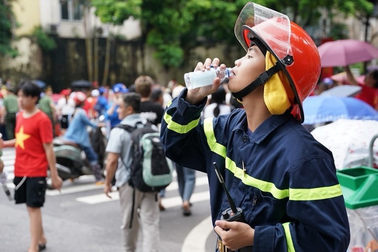Tiếp nước giữa giờ làm nhiệm vụ.(Ảnh: Vi Nam/Vietnam+)