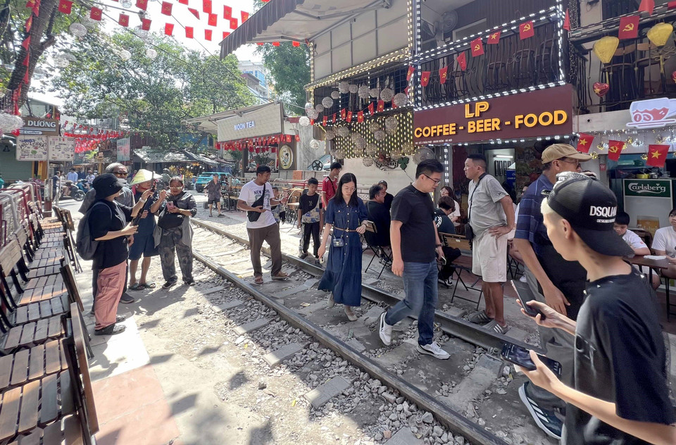 Vẫn rất đông du khách đổ về "phố càphê đường tàu" để trải nghiệm, sáng 15/6. (Ảnh: Thành Phương/TTXVN)