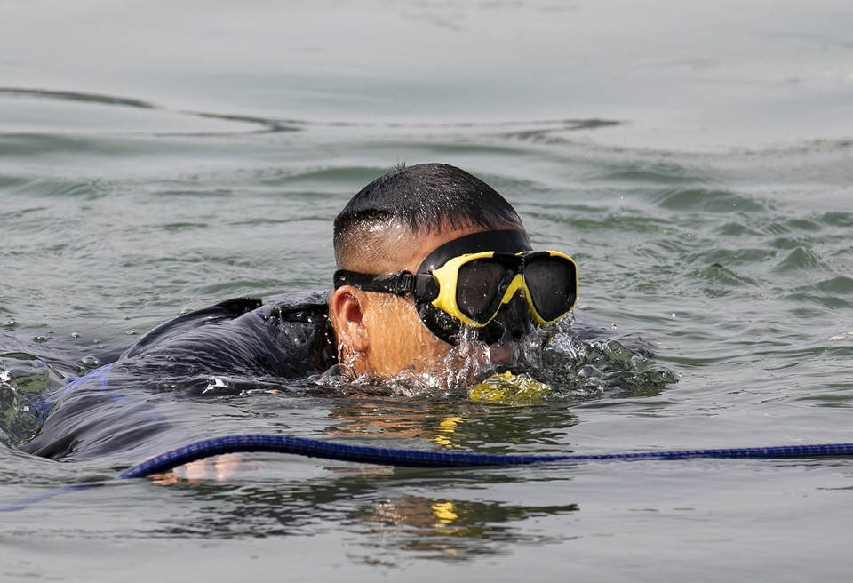 Thiếu tá Bùi Văn Đăng, Đại đội trưởng công binh thực hiện nhiệm vụ lặn xử lý tín hiệu. (Ảnh: Trọng Đạt/TTXVN)