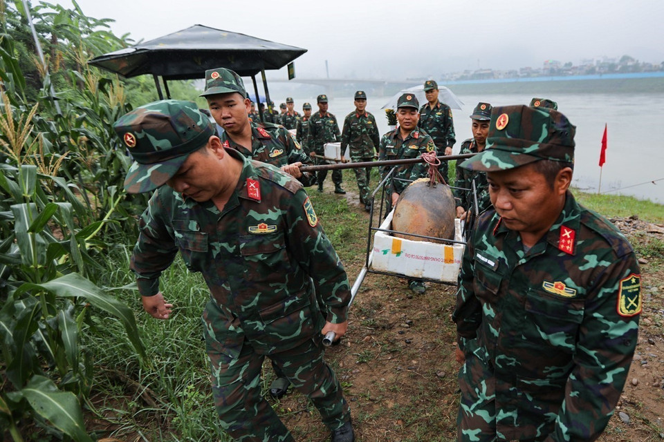 Bộ Chỉ huy Quân sự tỉnh Hòa Bình điều động hơn 50 cán bộ, chiến sỹ cùng trang thiết bị chuyên dụng thực hiện nhiệm vụ trên tổng diện tích dò tìm khoảng 29,5ha khu vực lòng sông Đà. (Ảnh: Trọng Đạt /TTXVN)