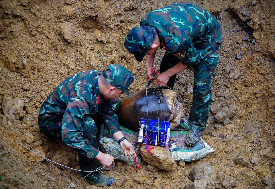Lực lượng công binh Bộ Chỉ huy quân sự tỉnh Hòa Bình tiến hành đặt kích nổ đối với một phần quả bom có trọng lượng khoảng 1.000kg. (Ảnh: Trọng Đạt/TTXVN)