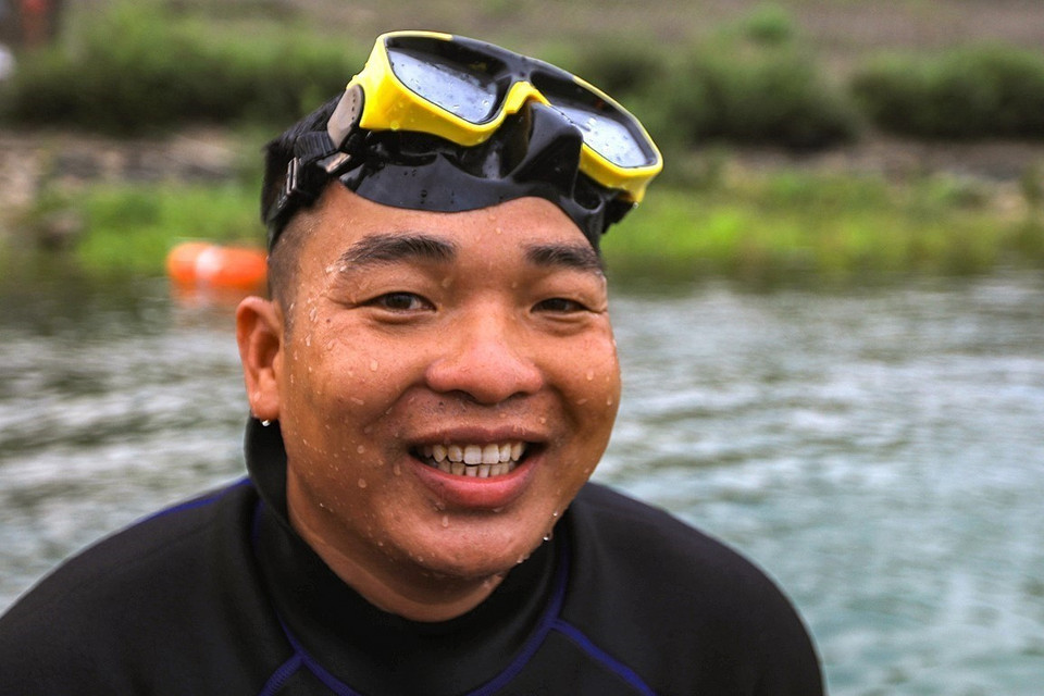 Thiếu tá Bùi Văn Đăng, Đại đội trưởng Đại đội Công binh (Bộ Chỉ huy Quân sự tỉnh Hòa Bình) trực tiếp tham gia tất cả các buổi lặn tìm kiếm vật nổ. (Ảnh: Trọng Đạt/TTXVN)