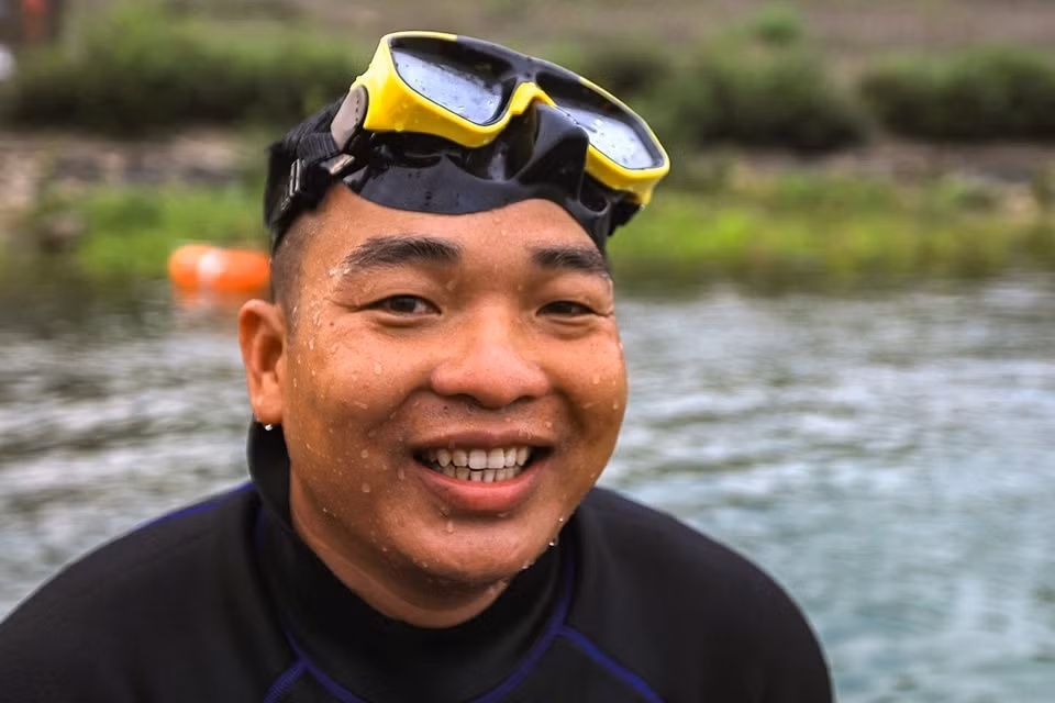 Thiếu tá Bùi Văn Đăng, Đại đội trưởng Đại đội Công binh (Bộ Chỉ huy Quân sự tỉnh Hòa Bình) trực tiếp tham gia tất cả các buổi lặn tìm kiếm vật nổ. (Ảnh: Trọng Đạt/TTXVN)