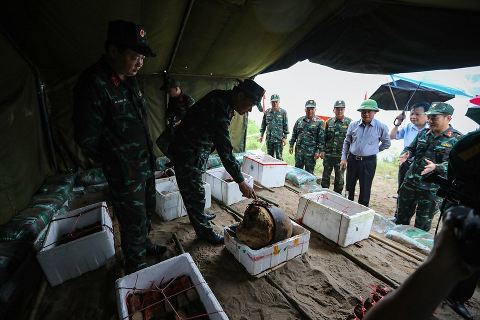 Kết thúc đợt tìm kiếm, lực lượng làm nhiệm vụ đã phát hiện, trục vớt an toàn tổng số 244 vật nổ, gồm 1 quả bom; 20 quả bom dứa, 6 quả đạn pháo loại 105mm, 1 quả đạn cối 82mm, 2 quả đạn cối 60mm, 40 quả lựu đạn cùng với 174 viên đạn các loại. (Ảnh: Trọng Đạt/TTXVN)