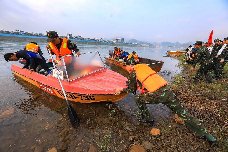 Ngày 2 buổi, sáng từ 6h, chiều từ 14h, khi nước sông Đà phía hạ lưu thủy điện Hòa Bình xuống thấp, các chiến sỹ trong đội dò tìm lên thuyền thực hiện nhiệm vụ. (Ảnh: Trọng Đạt/TTXVN)
