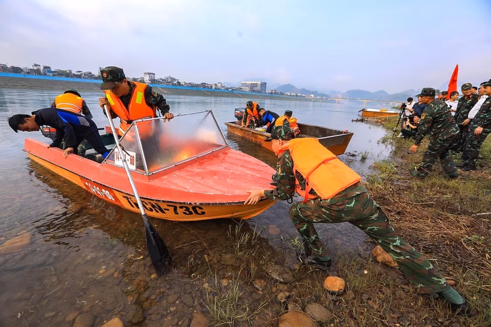 Ngày 2 buổi, sáng từ 6h, chiều từ 14h, khi nước sông Đà phía hạ lưu thủy điện Hòa Bình xuống thấp, các chiến sỹ trong đội dò tìm lên thuyền thực hiện nhiệm vụ. (Ảnh: Trọng Đạt/TTXVN)