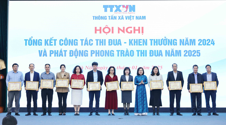 Đồng chí Đoàn Thị Tuyết Nhung, Phó tổng giám đốc TTXVN trao Bằng khen của Tổng giám đốc TTXVN cho các tập thể. (Ảnh: Minh Đức/TTXVN)