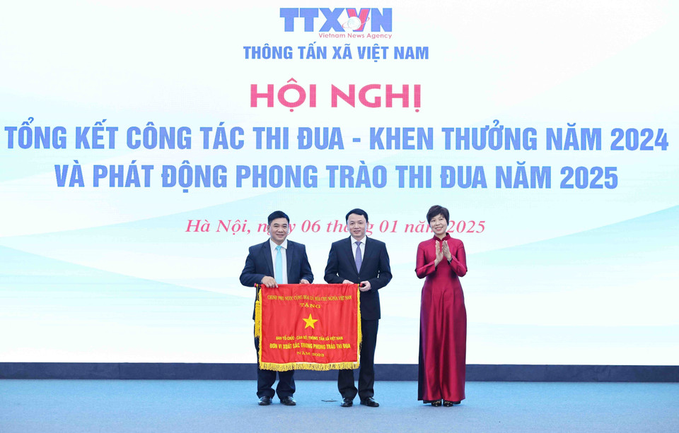 Đồng chí Vũ Việt Trang, Ủy viên Ban chấp hành Đảng bộ Khối các cơ quan Trung ương, Bí thư Đảng uỷ, Tổng giám đốc Thông tấn xã Việt Nam trao cờ thi đua của Chính phủ cho Ban tổ chức cán bộ TTXVN. (Ảnh: Minh Đức/TTXVN)
