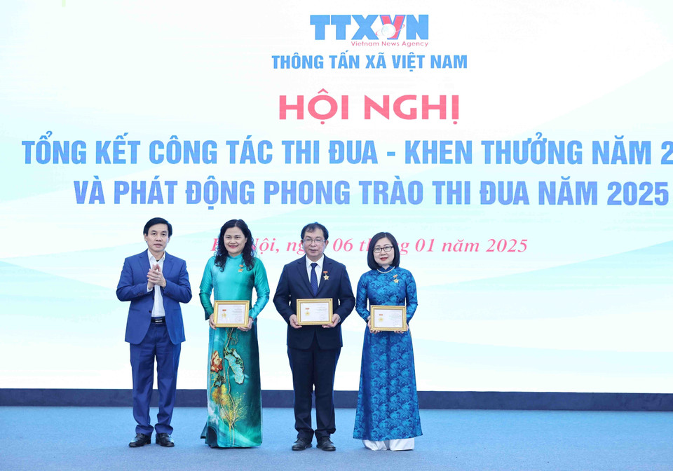 Đồng chí Nguyễn Quang Trường (trái), Phó Bí thư Đảng ủy Khối các cơ quan Trung ương trao kỷ niệm chương vì sự nghiệp Tuyên giáo của Ban tuyên giáo Trung Uơng cho 3 Phó tổng giám đốc Thông tấn xã Việt Nam. (Ảnh: Minh Đức/TTXVN)