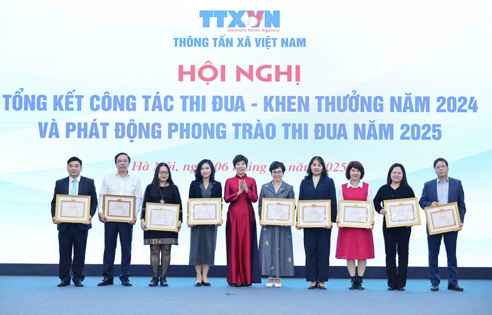 Đồng chí Vũ Việt Trang, Ủy viên Ban chấp hành Đảng bộ Khối các cơ quan Trung ương, Bí thư Đảng uỷ, Tổng giám đốc Thông tấn xã Việt Nam trao tặng giấy khen cho các Chi bộ. (Ảnh: Minh Đức/TTXVN)