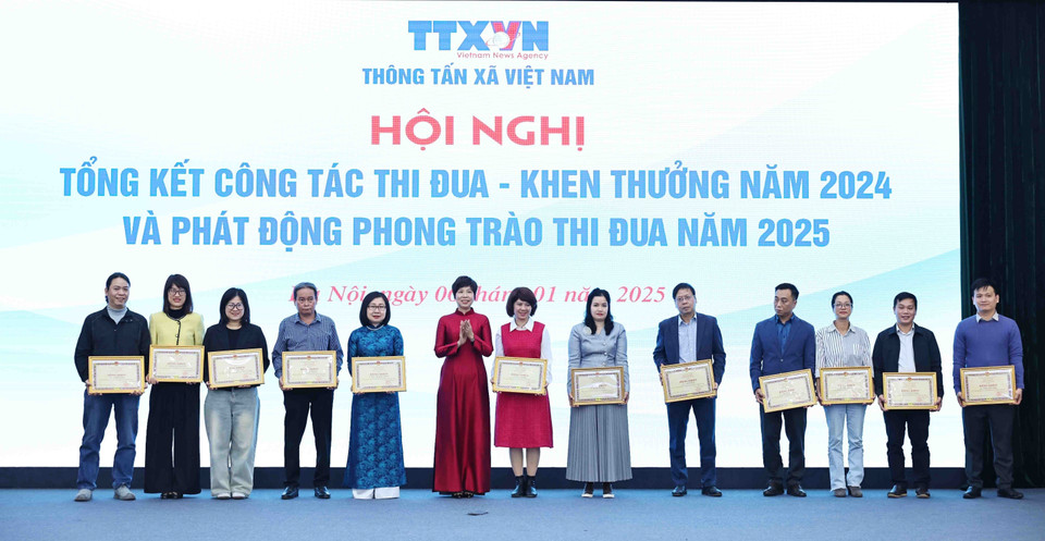 Đồng chí Vũ Việt Trang, Ủy viên BCH Đảng bộ Khối các cơ quan Trung ương, Bí thư Đảng uỷ, Tổng giám đốc Thông tấn xã Việt Nam trao Bằng khen cho các cá nhân. (Ảnh: Minh Đức/TTXVN)
