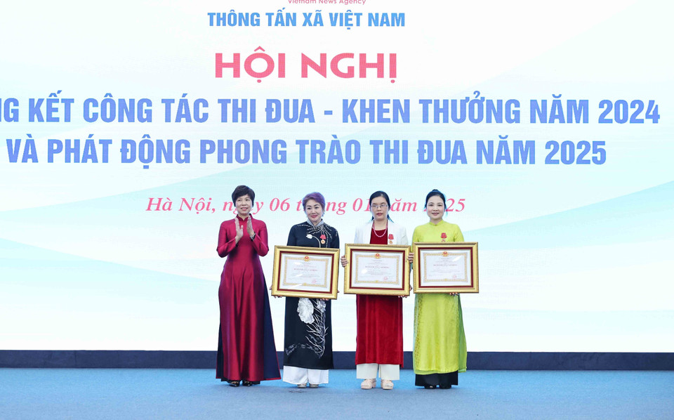 Đồng chí Vũ Việt Trang, Ủy viên Ban chấp hành Đảng bộ Khối các cơ quan Trung ương, Bí thư Đảng uỷ, Tổng giám đốc Thông tấn xã Việt Nam trao Huân chương lao động hạng Nhất và Nhì cho ba cá nhân. (Ảnh: Minh Đức/TTXVN)
