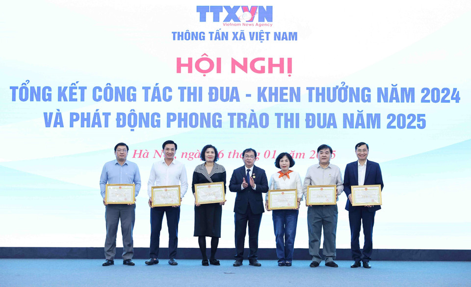 Đồng chí Nguyễn Tuấn Hùng, Phó bí thư Đảng ủy TTXVN, Phó tổng giám đốc TTXVN trao Bằng khen cho các chiến sĩ thi đua TTXVN. (Ảnh: Minh Đức/TTXVN)