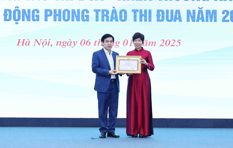 Đồng chí Nguyễn Quang Trường, Phó Bí thư Đảng ủy Khối các cơ quan Trung ương trao Bằng khen Đảng bộ khối các cơ quan Trung Uơng cho đồng chí Vũ Việt Trang, Ủy viên Ban chấp hành Đảng bộ Khối các cơ quan Trung ương, Bí thư Đảng uỷ, Tổng giám đốc Thông tấn xã Việt Nam. (Ảnh: Minh Đức/TTXVN)
