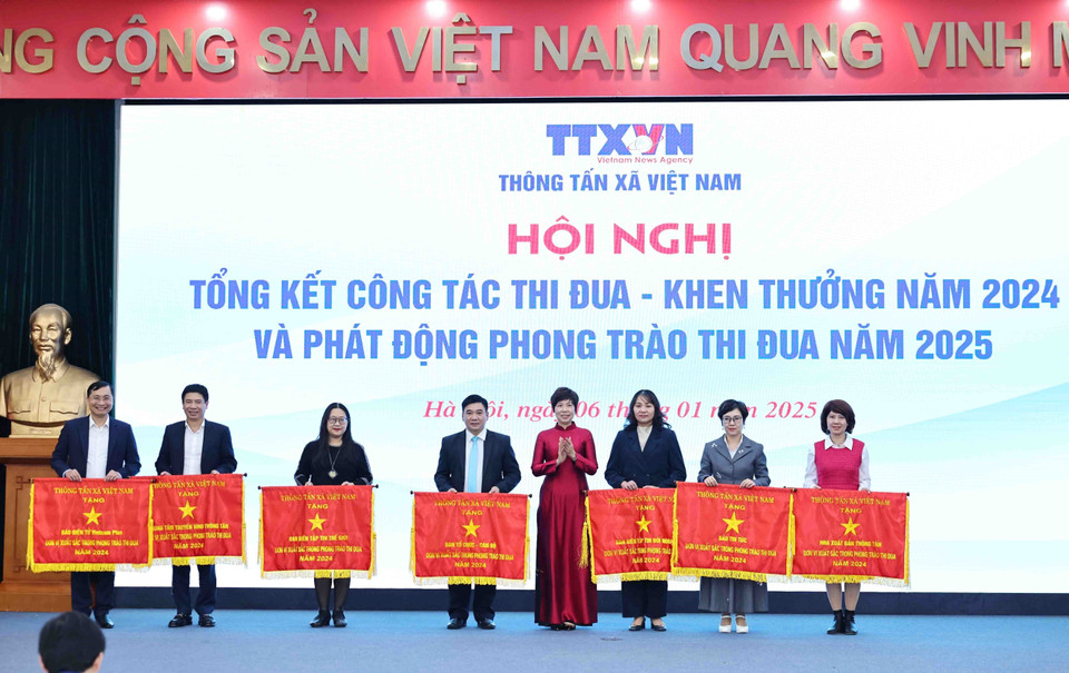 Đồng chí Vũ Việt Trang, Ủy viên Ban chấp hành Đảng bộ Khối các cơ quan Trung ương, Bí thư Đảng uỷ, Tổng giám đốc Thông tấn xã Việt Nam trao cờ thi đua cho các đơn vị xuất sắc trong phong trào thi đua năm 2024. (Ảnh: Minh Đức/TTXVN)