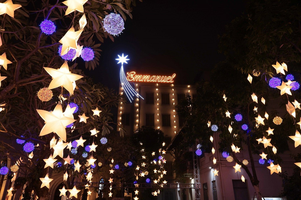 Nhà thờ Hàm Long lung sinh bởi đèn, sao. (Ảnh: Hoàng Hiếu/TTXVN)