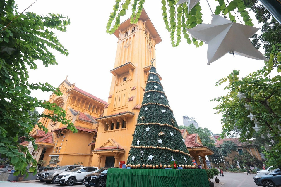 Nhà thờ Cửa Bắc trang hoàng cây thông Noel đón Giáng sinh 2024. (Ảnh: Hoàng Hiếu/TTXVN)