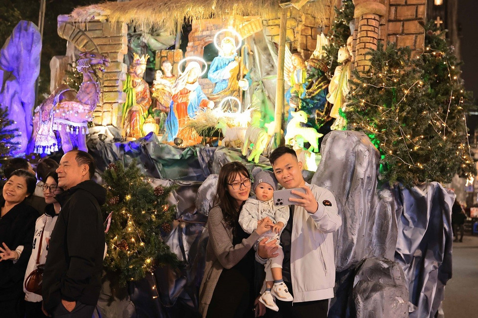 Nhiều người dân đến vui chơi, chụp ảnh lưu giữ kỷ niệm tại khu vực Nhà thờ Lớn trước Giáng sinh 2024. (Ảnh: Hoàng Hiếu/TTXVN)