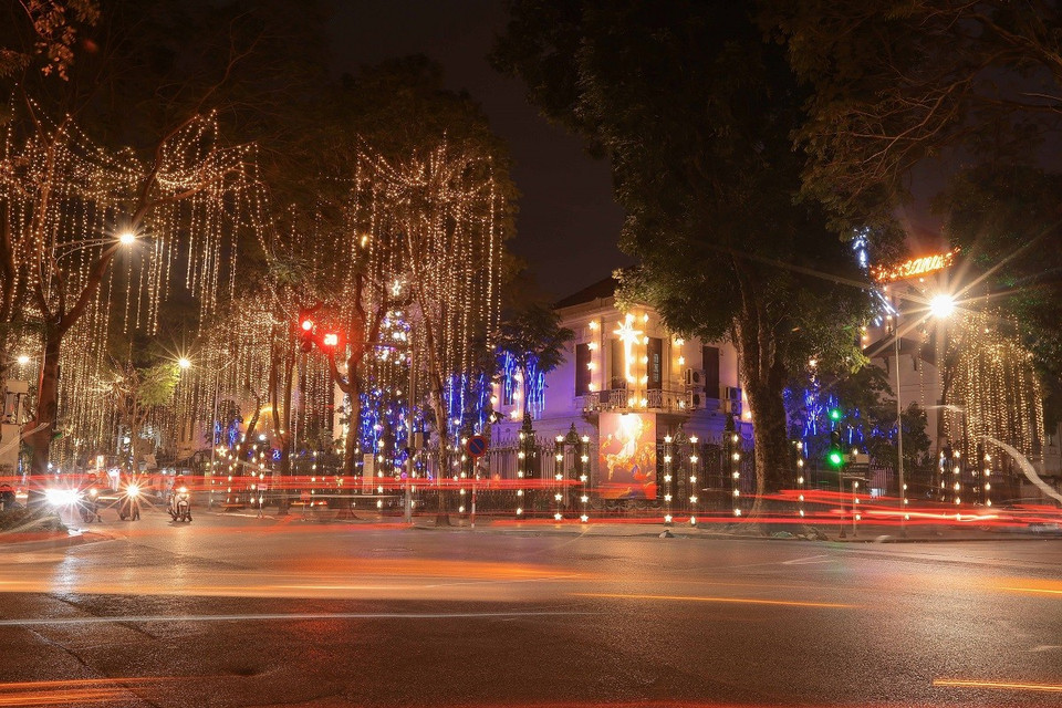 Nhà thờ Hàm Long được trang hoàng lung linh, rực sáng đón Giáng sinh. (Ảnh: Hoàng Hiếu/TTXVN)