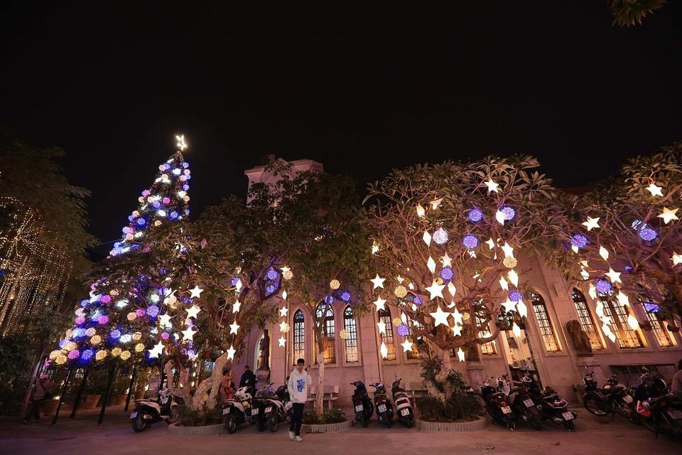 Nhà thờ Hàm Long lung sinh bởi đèn, sao. (Ảnh: Hoàng Hiếu/TTXVN)