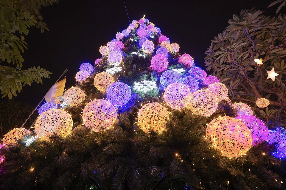 Cây thông Noel nhiều màu tại Nhà thờ Hàm Long. (Ảnh: Hoàng Hiếu/TTXVN)