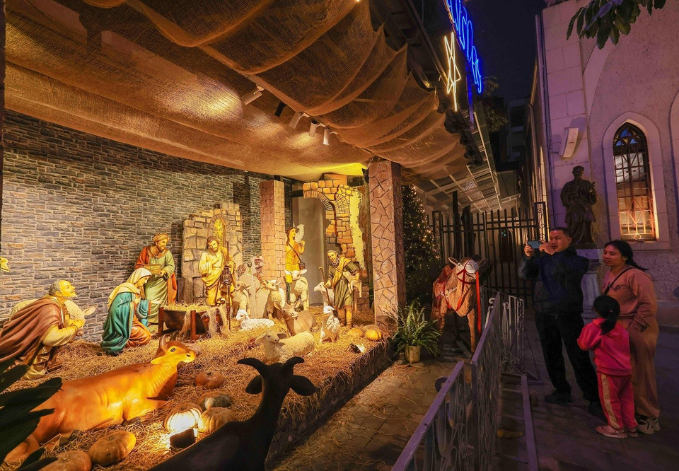 Tiểu cảnh sự ra đời của Chúa Jesus tại Nhà thờ Hàm Long. (Ảnh: Hoàng Hiếu/TTXVN)
