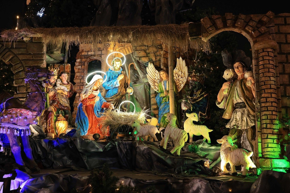 Tiểu cảnh sự ra đời của Chúa Jesus ra đời phía trước Nhà thờ Lớn Hà Nội. (Ảnh: Hoàng Hiếu/TTXVN)