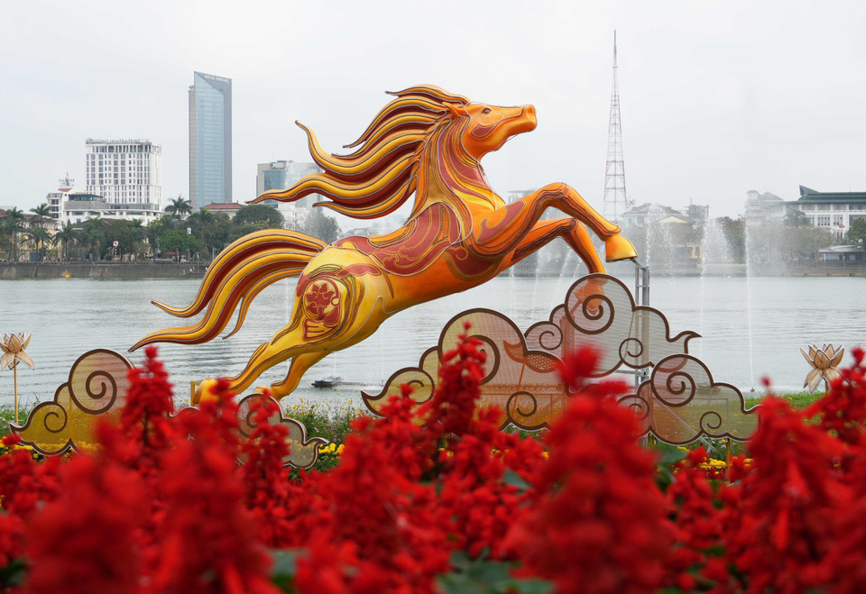 Linh vật ngựa đặt ở bờ Bắc sông Hương, thành phố Huế. (Ảnh: Nguyên Lý/TTXVN)