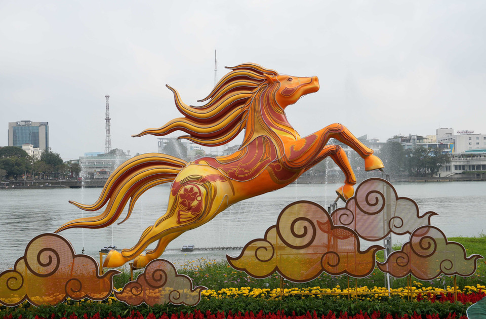 Linh vật ngựa đặt ở bờ Bắc sông Hương, thành phố Huế. (Ảnh: Nguyên Lý/TTXVN)