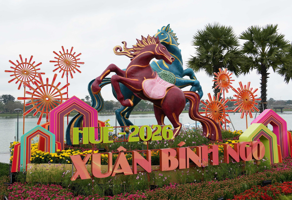 Linh vật ngựa đặt ở bờ Nam sông Hương, thành phố Huế. (Ảnh: Nguyên Lý/TTXVN)