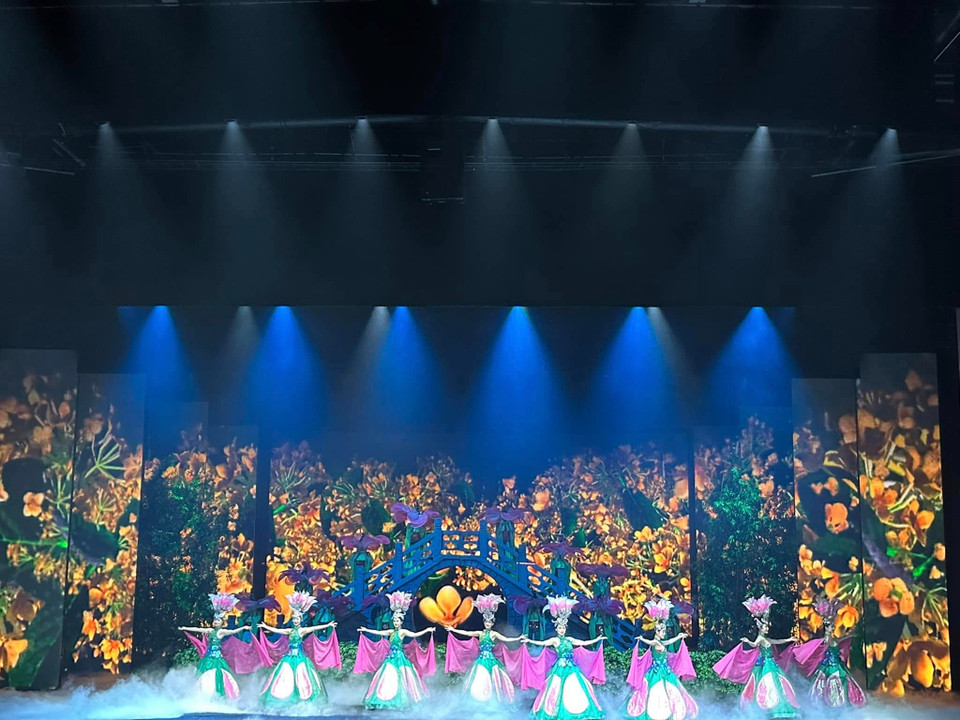 Show diễn đã tái hiện những truyền thuyết về tình yêu nổi tiếng trên đất Hàng Châu, trên bối cảnh Tây hồ với Đoạn Kiều, Trường Kiều. (Ảnh: Anh Quang/Vietnam+)