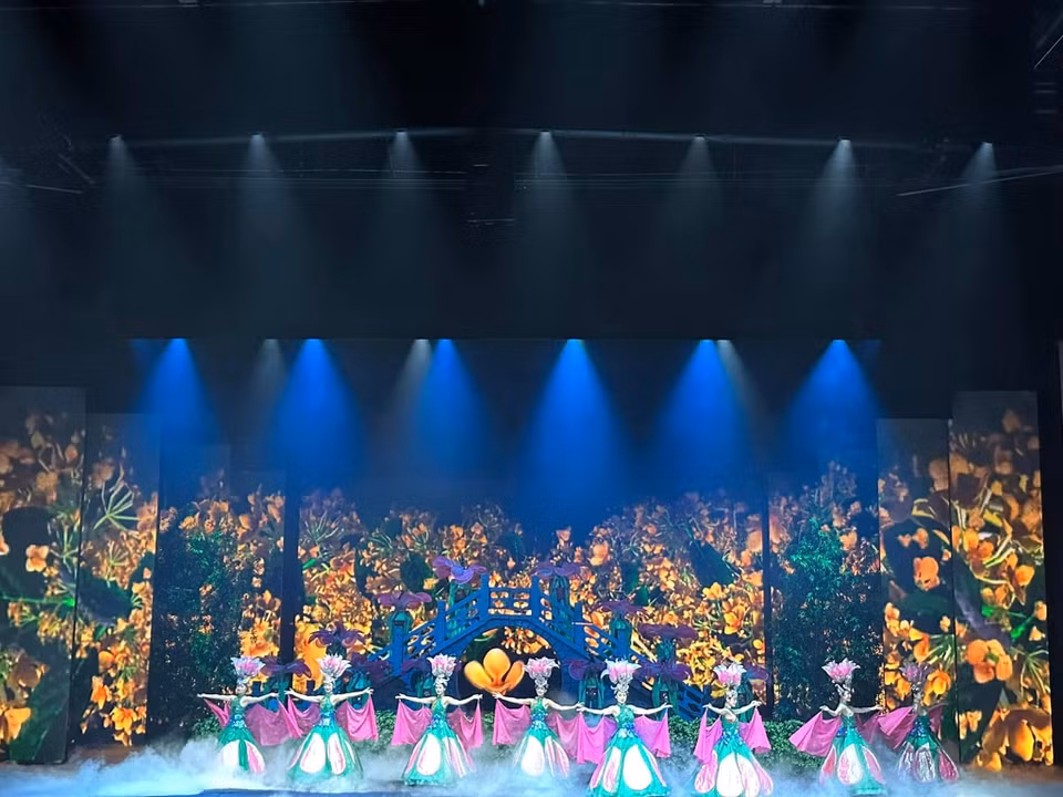 Show diễn đã tái hiện những truyền thuyết về tình yêu nổi tiếng trên đất Hàng Châu, trên bối cảnh Tây hồ với Đoạn Kiều, Trường Kiều. (Ảnh: Anh Quang/Vietnam+)