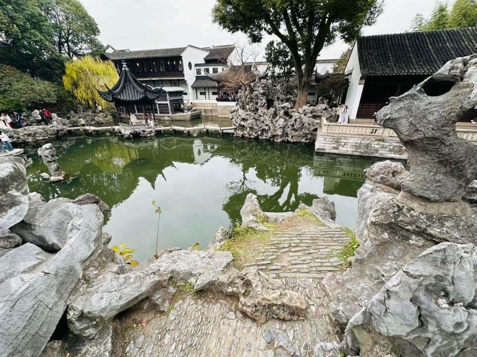 Du khách đến đây cũng sẽ ấn tượng với những khối đá dọc ven hồ với hình dáng kỳ dị, được xếp chồng lên nhau tạo nên hình ảnh tượng hình rất giống chiếc đầu sư tử. (Ảnh: Anh Quang/Vietnam+)