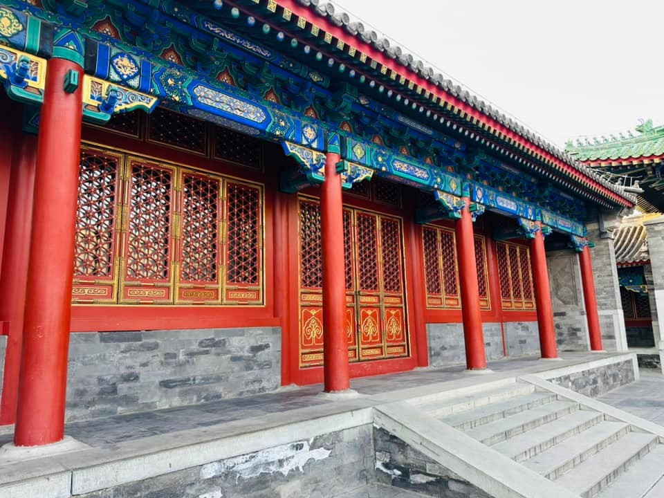 Không chỉ có các kiến trúc đặc biệt, có thể đem ra so sánh với Cố Cung - Tử Cấm Thành, trong phủ của Hòa Thân còn có vô số bảo vật trấn trạch ở mọi ngóc ngách. Tiêu biểu nhất là 9.999 hình con dơi mang ý nghĩa tốt lành, phú quý được trang trí dọc theo hành lang và cả tay cầm trên các cánh cửa của biệt phủ.