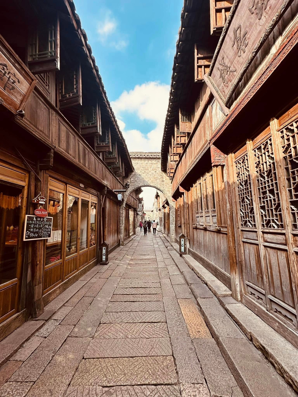 Ô Trấn từ lâu đã được biết đến là một trong những thị trấn thịnh vượng nhất vùng. Điều này được thể hiện rõ nét qua sự tinh tế của những ngôi nhà cổ được trang trí bằng những chạm khắc tinh xảo trên đá và gỗ. (Ảnh: Anh Quang/Vietnam+)