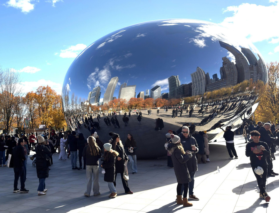 Hình ảnh phản chiếu của thành phố tạo ra một bức tranh sống động giữa mùa Đông. (Ảnh: Ngọc Quang/TTXVN)