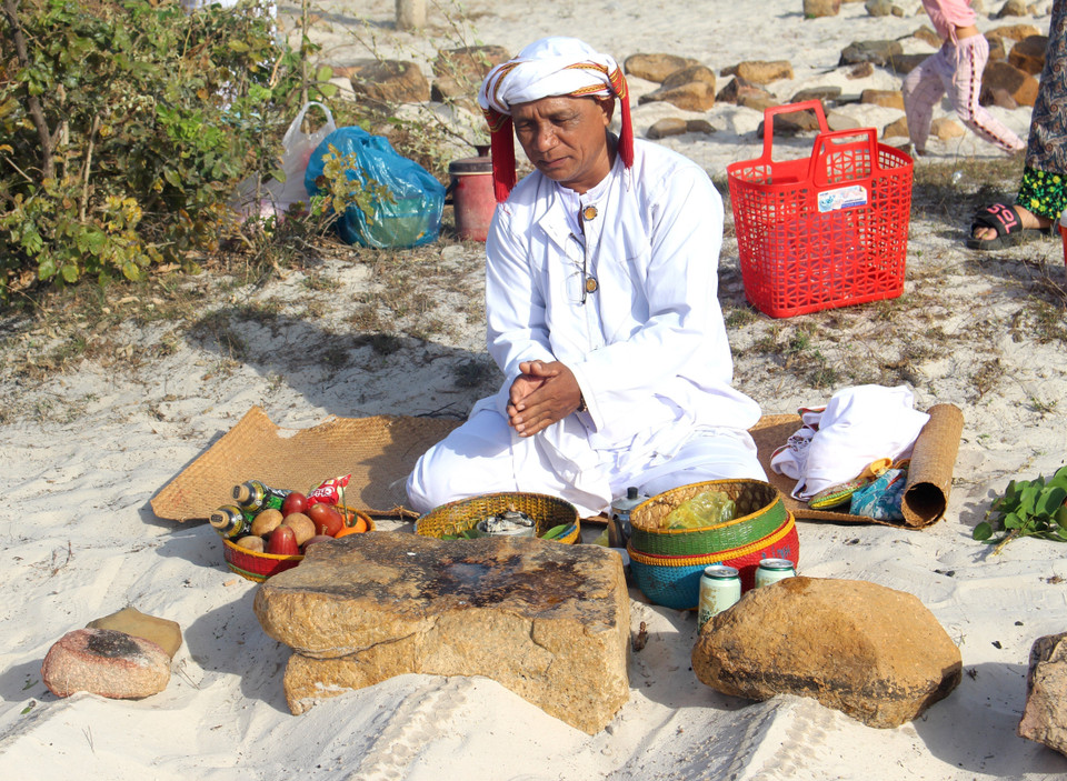 Người chủ lễ trong dòng tộc làm nghi thức cúng đầu tiên. (Ảnh: Hồng Hiếu/TTXVN)