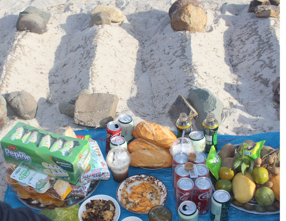 Đồ cúng trong lễ tảo mộ bao gồm trầu cau, thuốc lá, nước uống và bánh kẹo. (Ảnh: Hồng Hiếu/TTXVN)