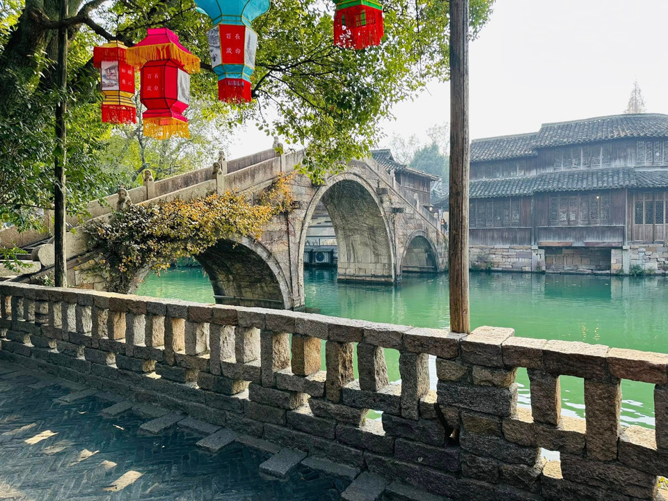 Những triết lý Nho giáo sâu sắc được thể hiện rõ ràng ngay từ phong cách kiến trúc và bố cục tổng thể của thị trấn với những cây cầu đá cổ, những con đường lát đá, những công trình gỗ chạm khắc tinh tế. (Ảnh: Anh Quang/Vietnam+)