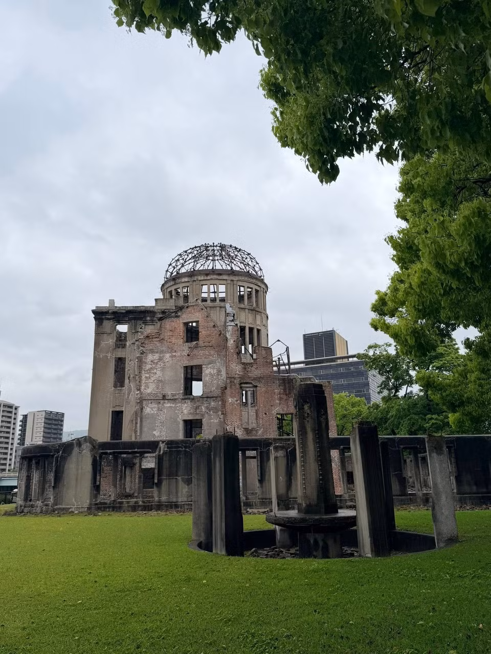 Mái vòm Bom Nguyên tử (Genbaku Dome) là biểu tượng cho sự khốc liệt của chiến tranh và khát vọng hòa bình. Đây là tàn tích duy nhất còn sót lại sau vụ ném bom nguyên tử đầu tiên năm 1945.(Nguồn: Vietnam+)