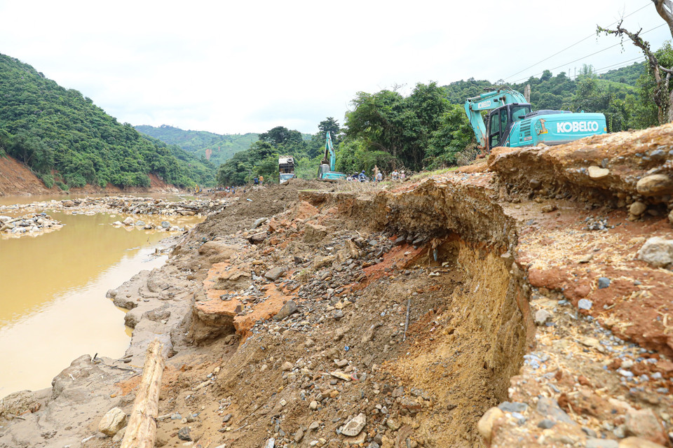 Tuyến Quốc lộ 12, đoạn qua xã Mường Luân, tỉnh Điện Biên bị lũ quét, cuốn trôi với chiều dài hơn 300m, khiến giao thông ách tắc. (Ảnh: Phan Quân/TTXVN)