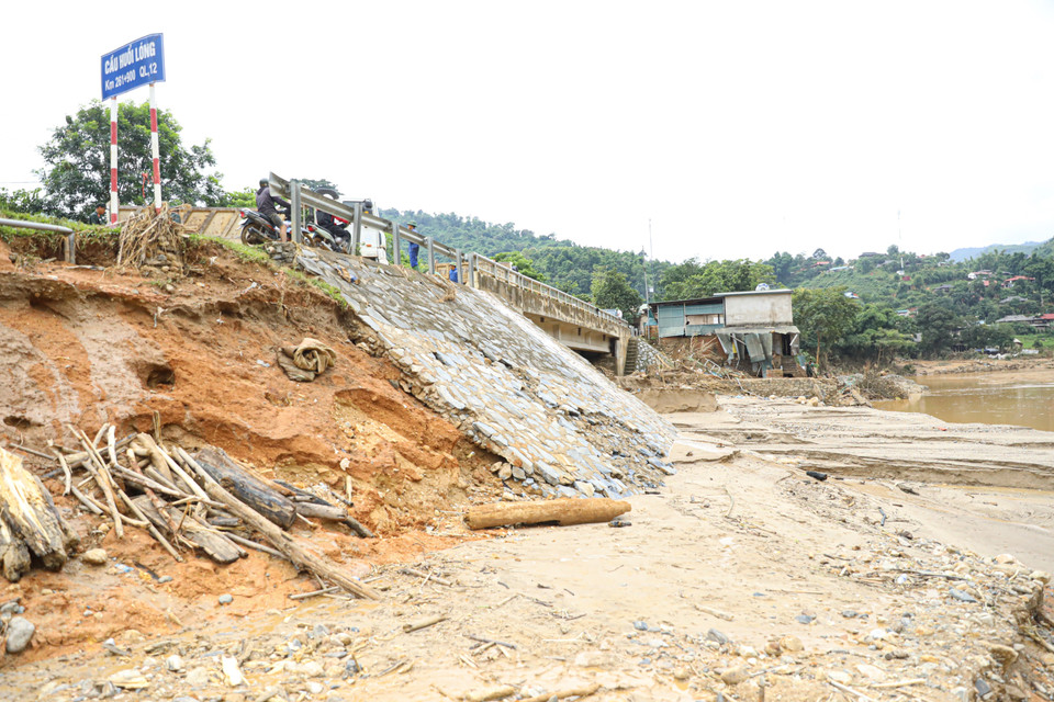 Mố chân cầu Huổi Lóng trên tuyến Quốc lộ 12, đoạn qua xã Mường Luân, cũng bị sạt lở nghiêm trọng. (Ảnh: Phan Quân/TTXVN)