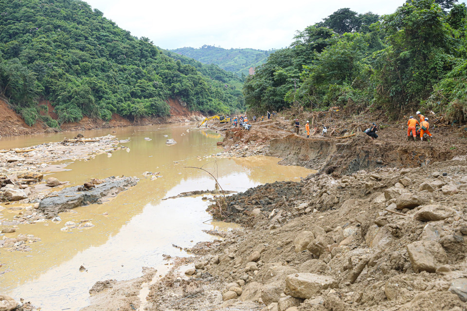 Tuyến Quốc lộ 12, đoạn qua xã Mường Luân, tỉnh Điện Biên bị lũ quét tàn phá với chiều dài hơn 300m. (Ảnh: Phan Quân/TTXVN)