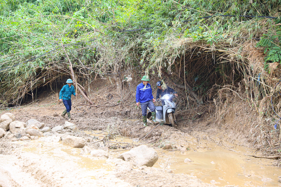 Người dân gặp khó khăn khi lưu thông trên tuyến Quốc lộ 12, đoạn qua xã Mường Luân. (Ảnh: Phan Quân/TTXVN)