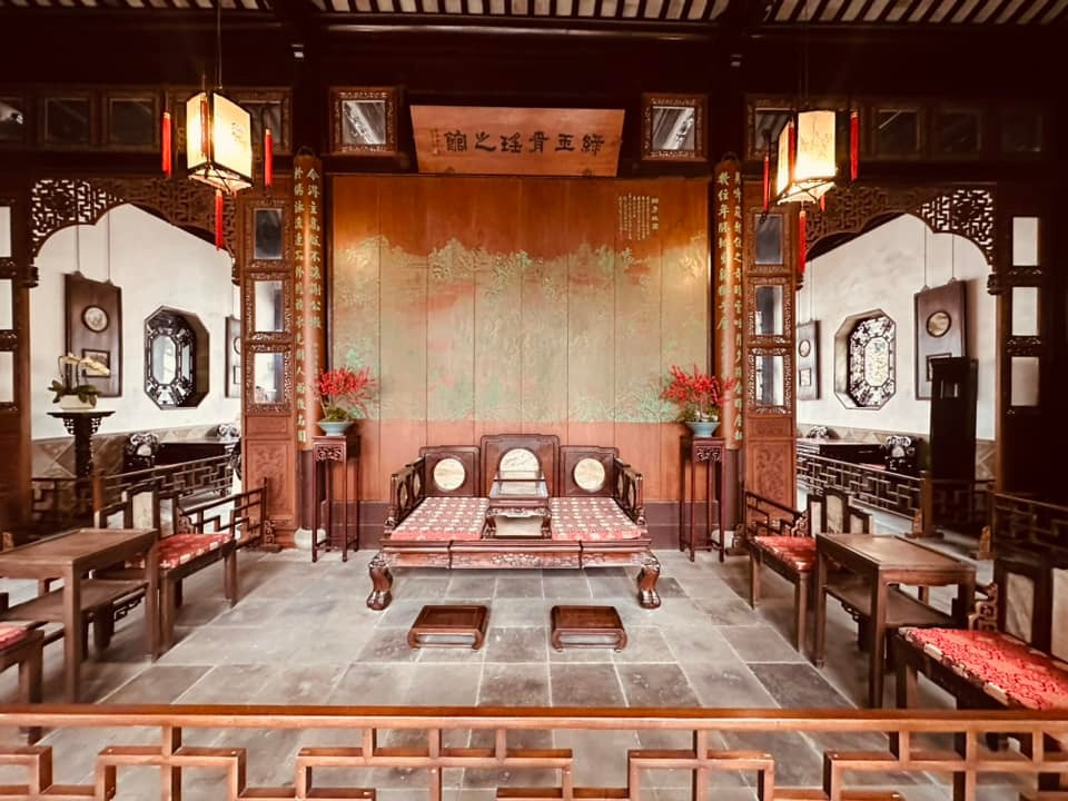 Yên Ngọc Đường - nơi có sảnh chính mà chủ nhân xưa của Sư Tử Lâm dùng để tiếp đãi khách quý mỗi khi ghé thăm -trưng bày không ít những di vật cổ. (Ảnh: Anh Quang/Vietnam+)