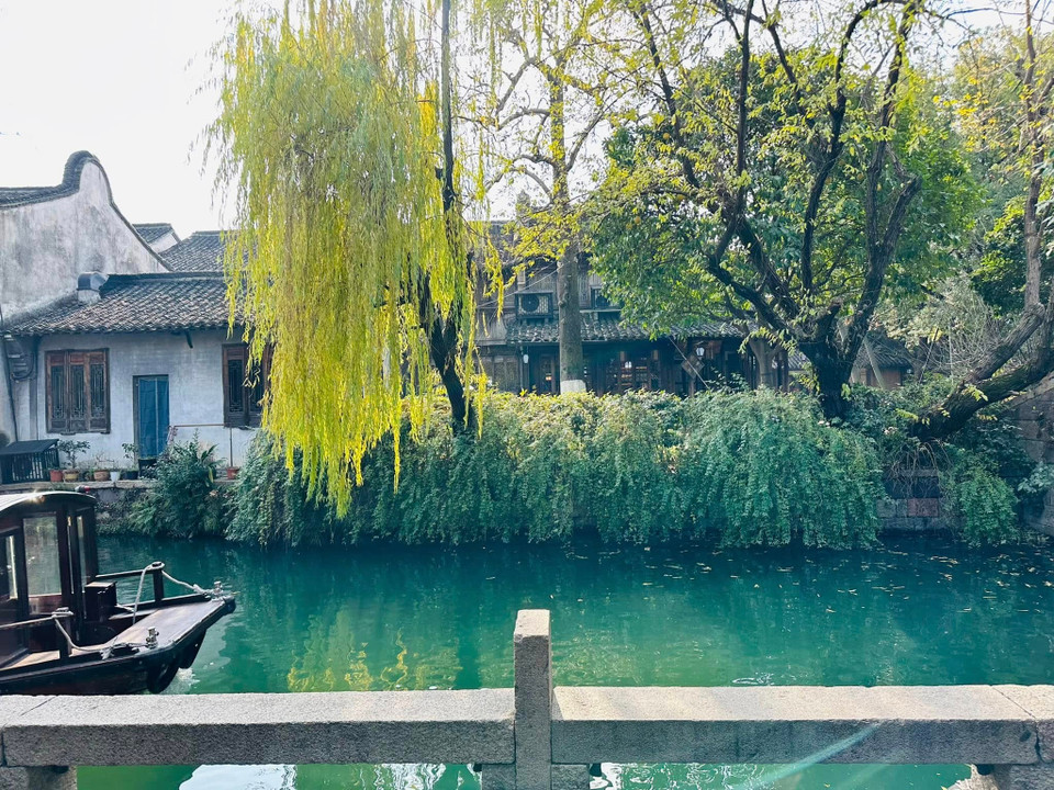 Hệ thống kênh rạch chằng chịt chia Ô Trấn làm bốn khu vực tham quan chính là: Đông Sách, Tây Sách, Nam Sách, Bắc Sách. Trong đó, Đông Sách và Tây Sách là hai khu vực được nhiều du khách ghé thăm nhất. (Ảnh: Anh Quang/Vietnam+)